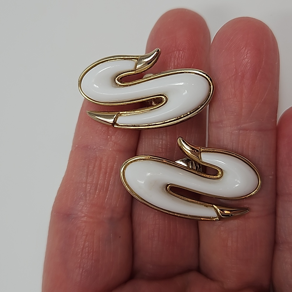 Vintage Monet White Gold Tone Clip On Earrings Signed Rare - Picture 8 of 12